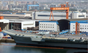 002航母甲板画跑道线，歼-15、直-18以上舰，即将传来一好消息