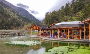 原创 
 贡嘎雪山下有个药池沸泉，可以煮鸡蛋和直接饮用，也可以沐浴泡脚