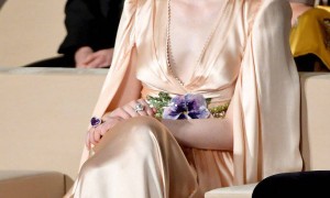 原创 
 惊艳戛纳的“发光女孩”，红唇披风，大气唯美，网友：仙女本仙