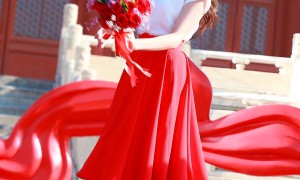 林志玲亮相活动，红色抹胸纱裙配长发甜美又少女，44岁美得太出众