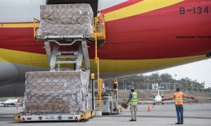 美媒：中国向委内瑞拉送援助物资 约200万套医疗用品